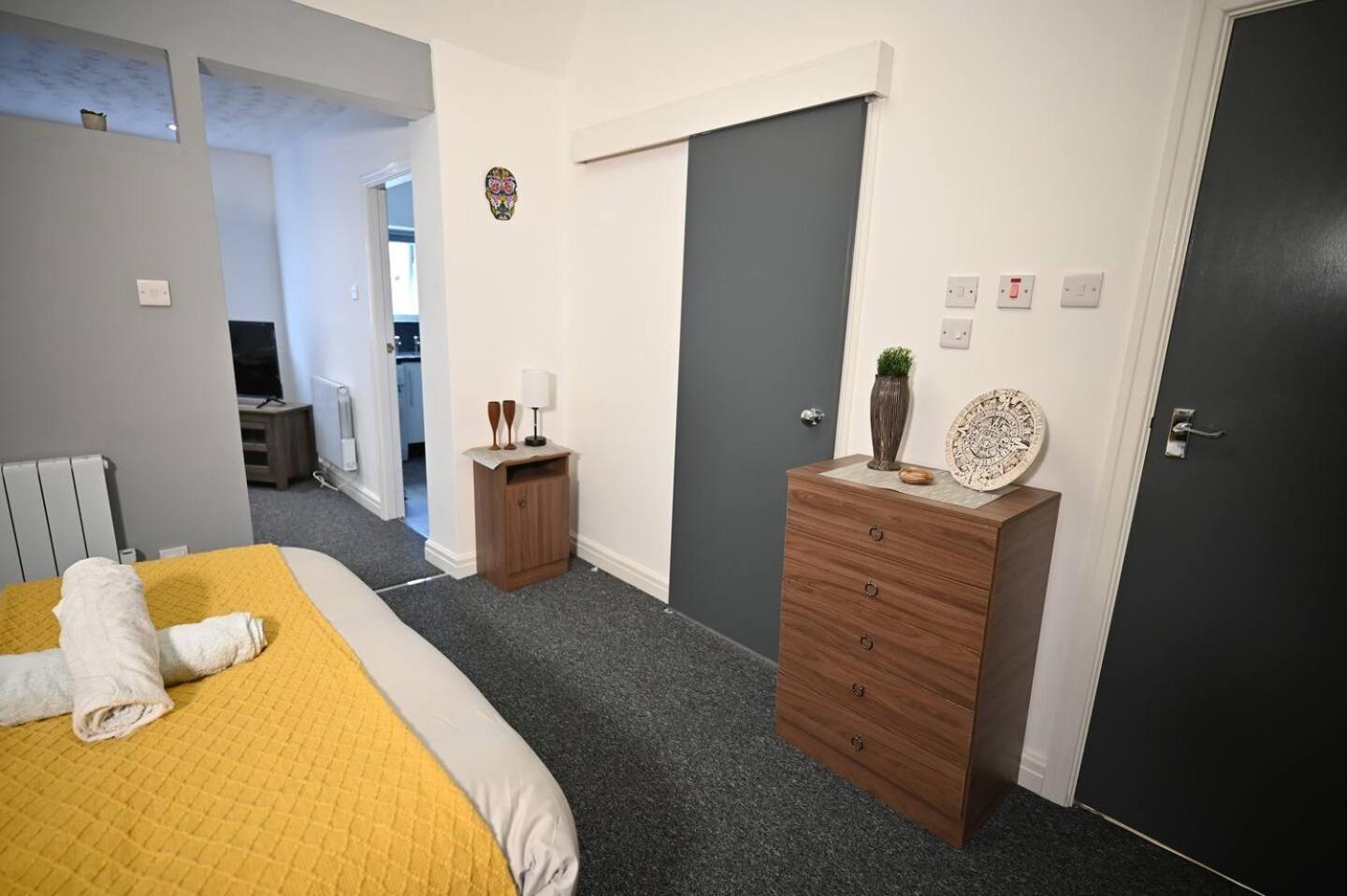 Spacious Studio Near Christie Hospital Apartamento *